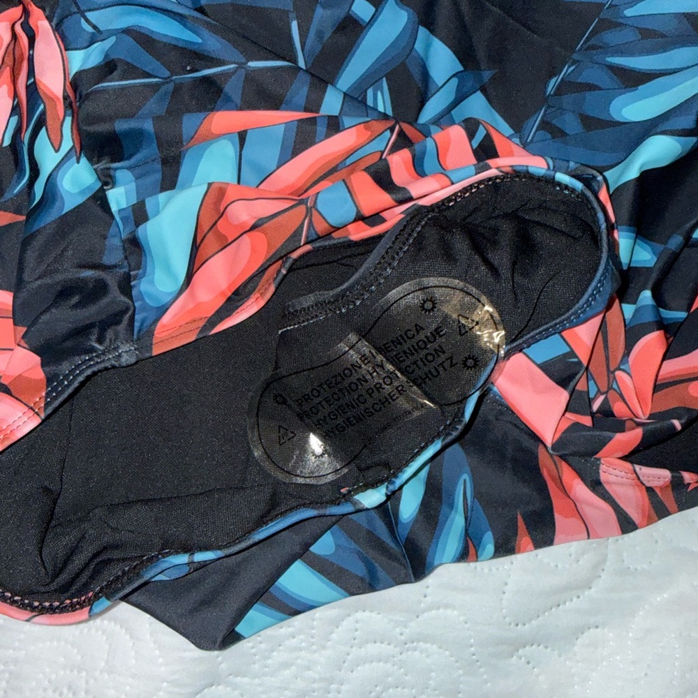 One-Piece Swimsuit in Navy with Coral Leaf Print - Picture 4 of 5